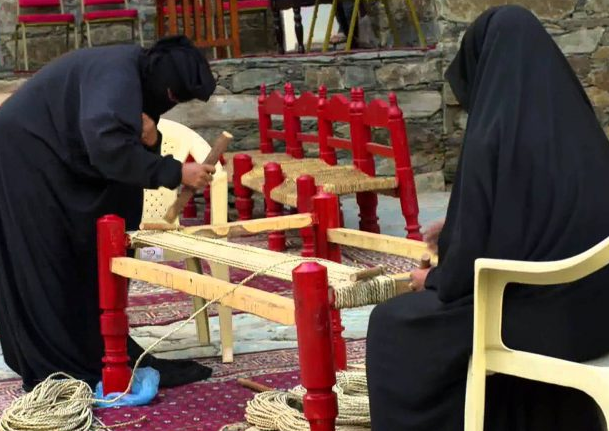 النساء يكسرن احتكار الرجال لمهن في سوق عكاظ بالسعودية
